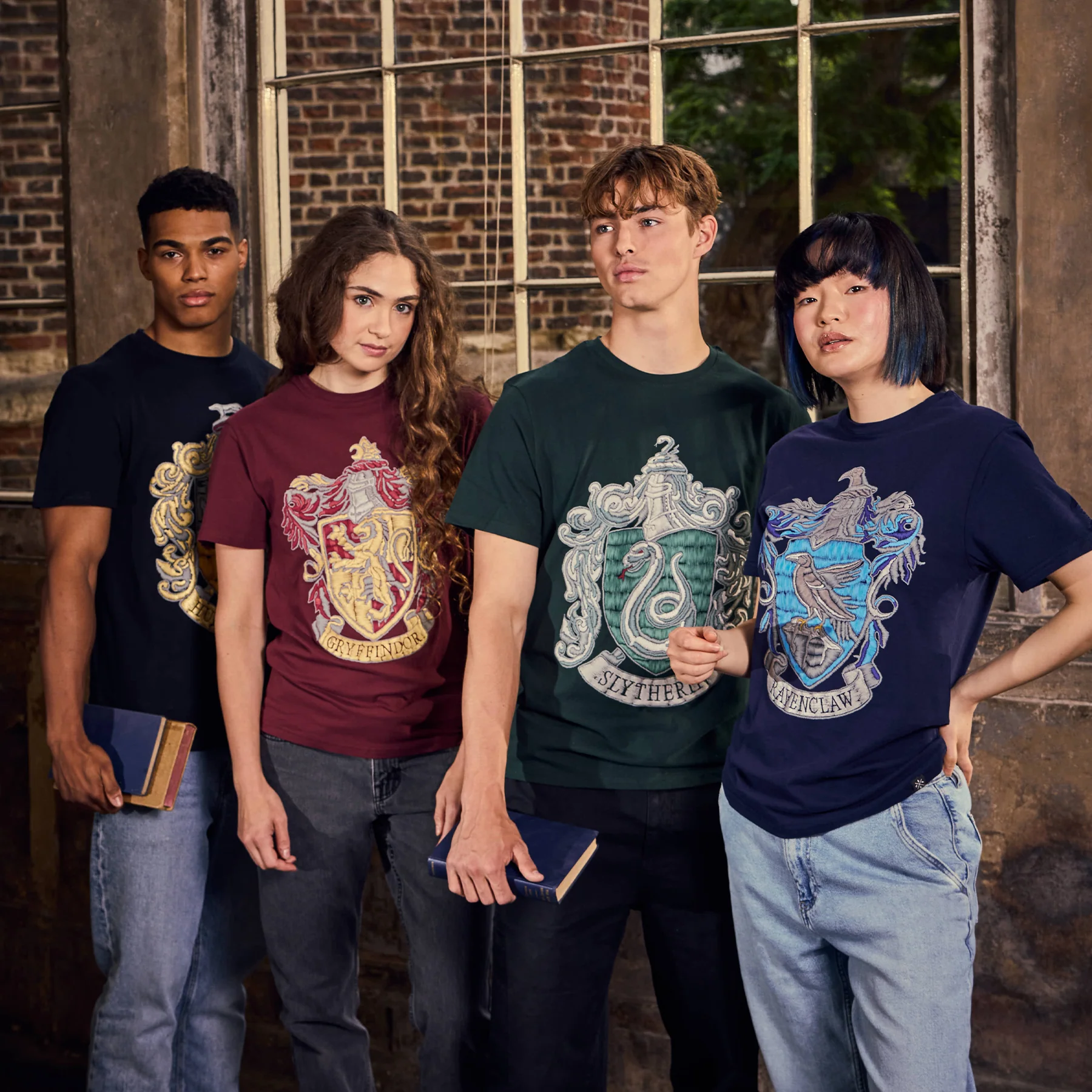 グリフィンドール エンブレム プリント Tシャツ - Image 6